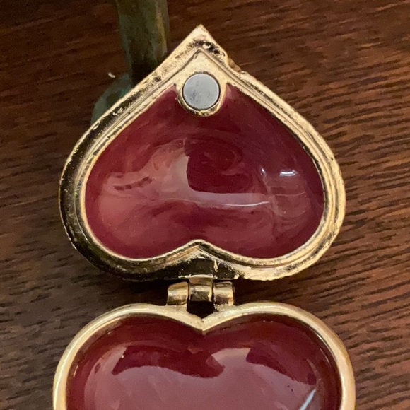 Beautiful enamel heart box. Mint condition, very nice “Limoges style “. Colors - Picture 4 of 6